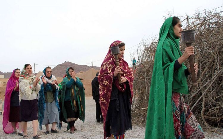 زنان و دختران در جشن سده