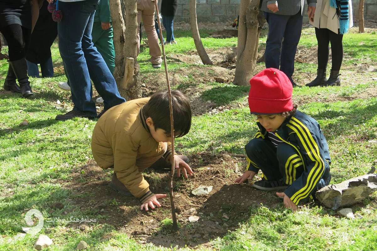 کاشت درخت و کودکان