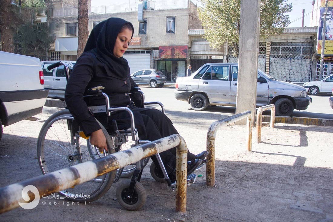مشکلات معلولان و عبور از موانع خیابان